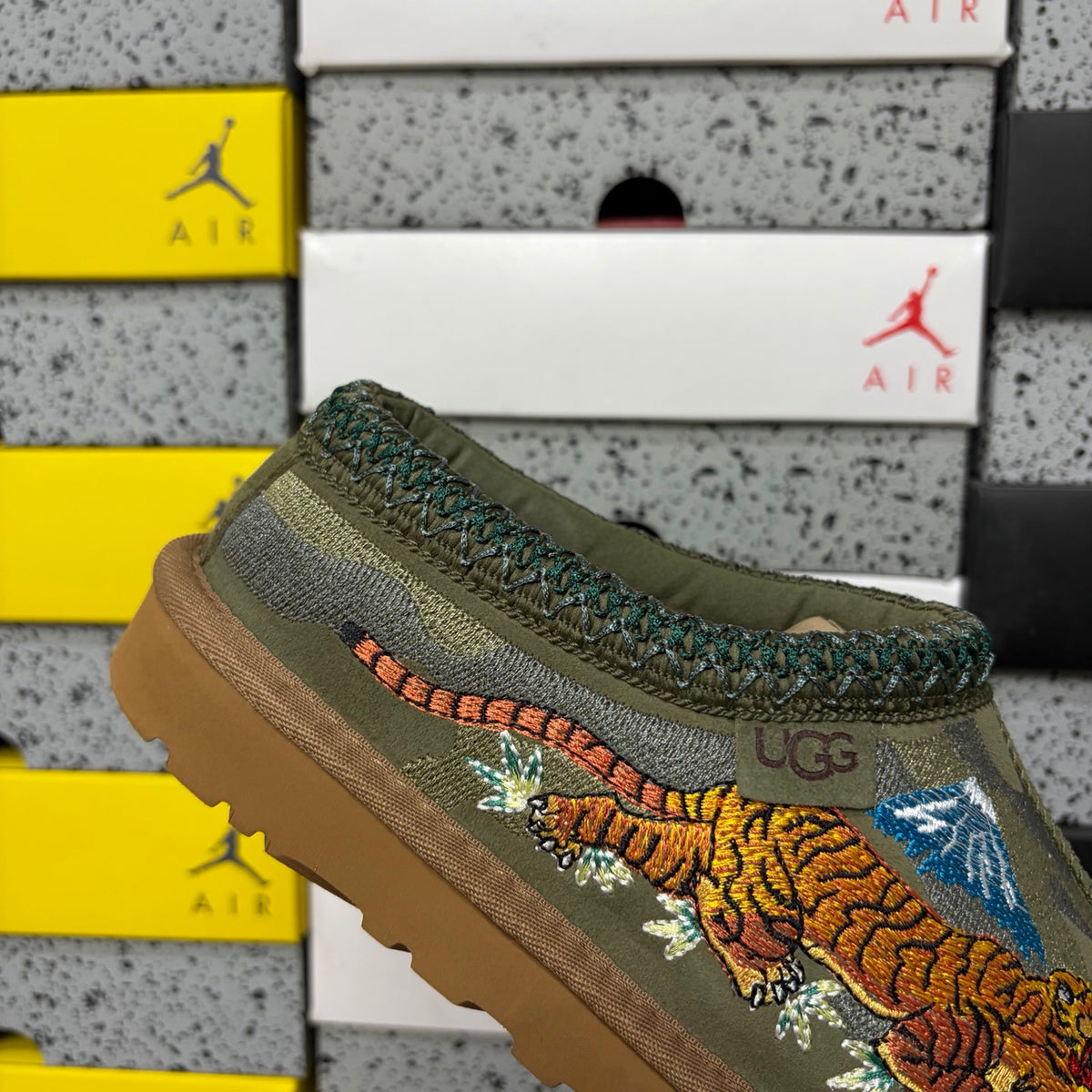 UGG Tasman Dragon Embroidery Slipper – Army Green