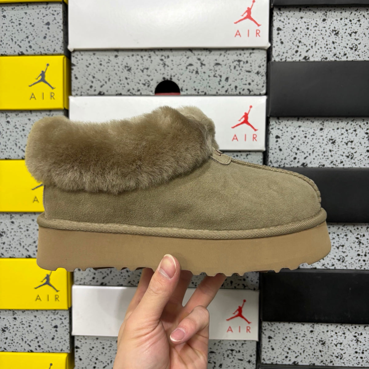 UGG Tazz Platform Slipper – Sand Fawn
