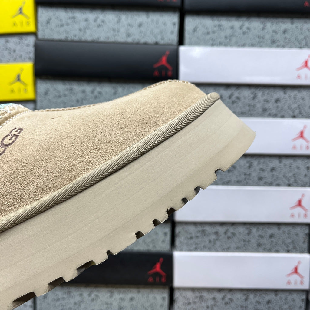 UGG Tazz Platform Slip-On – Sand