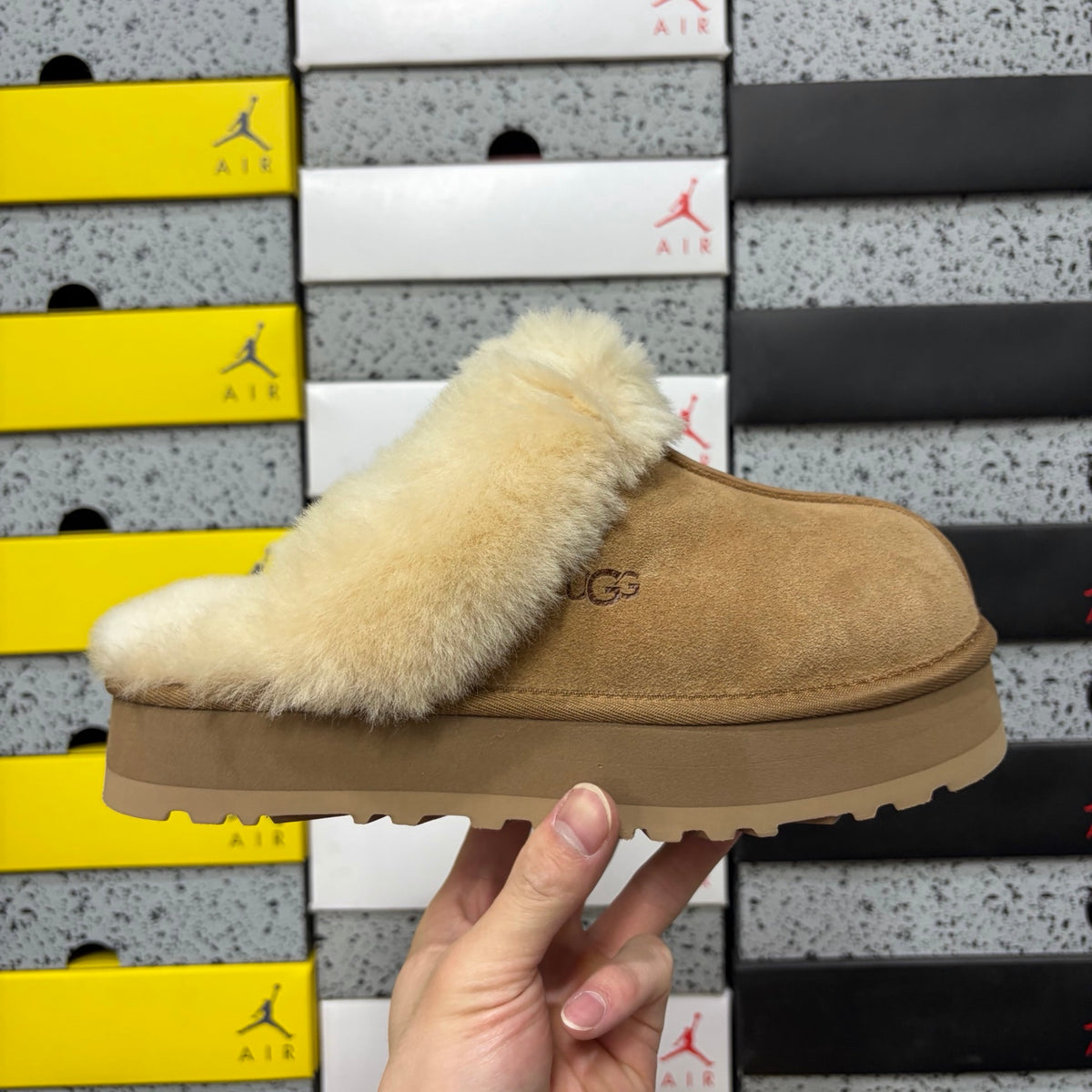 UGG Fluffy Platform Slide – Chestnut
