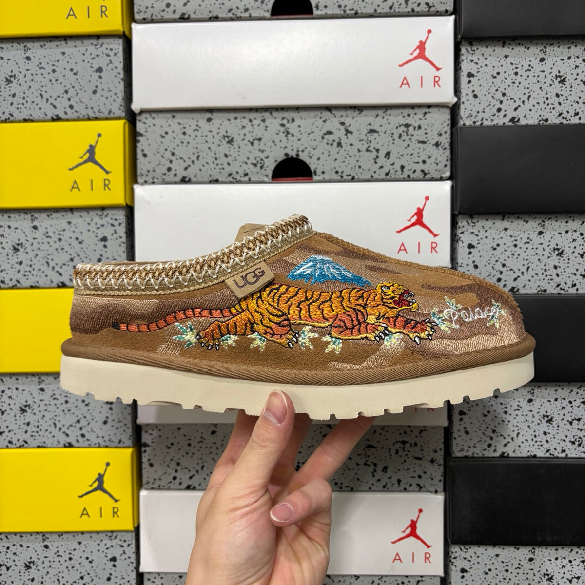 UGG Tasman Tiger Embroidery Slipper – Chestnut