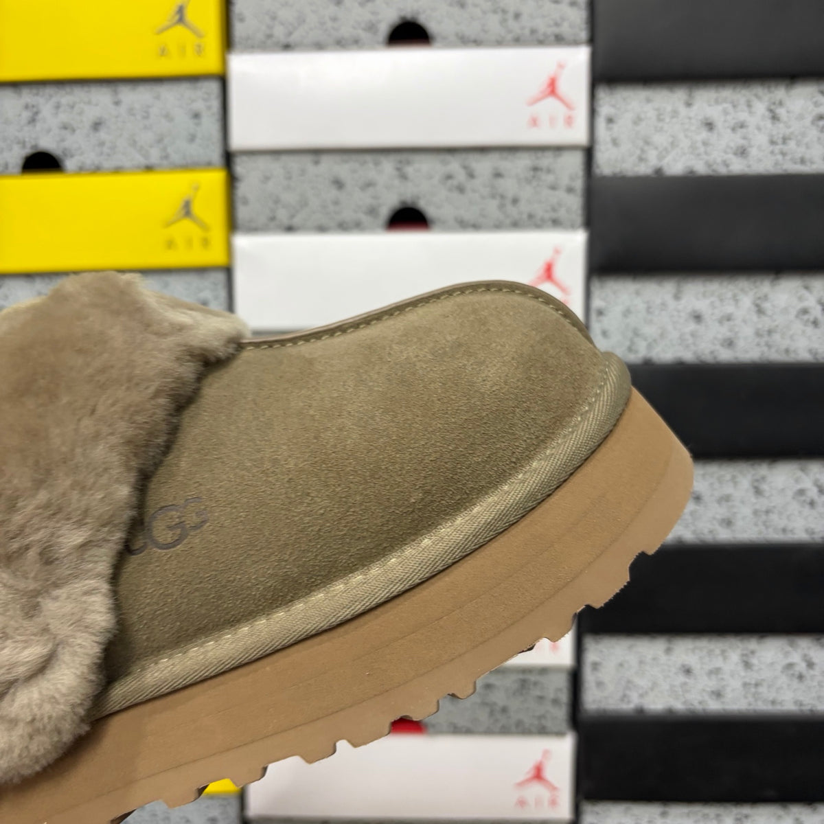 UGG Fluffy Platform Slide – Antelope Brown