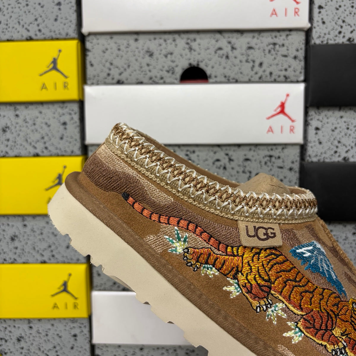 UGG Tasman Tiger Embroidery Slipper – Chestnut