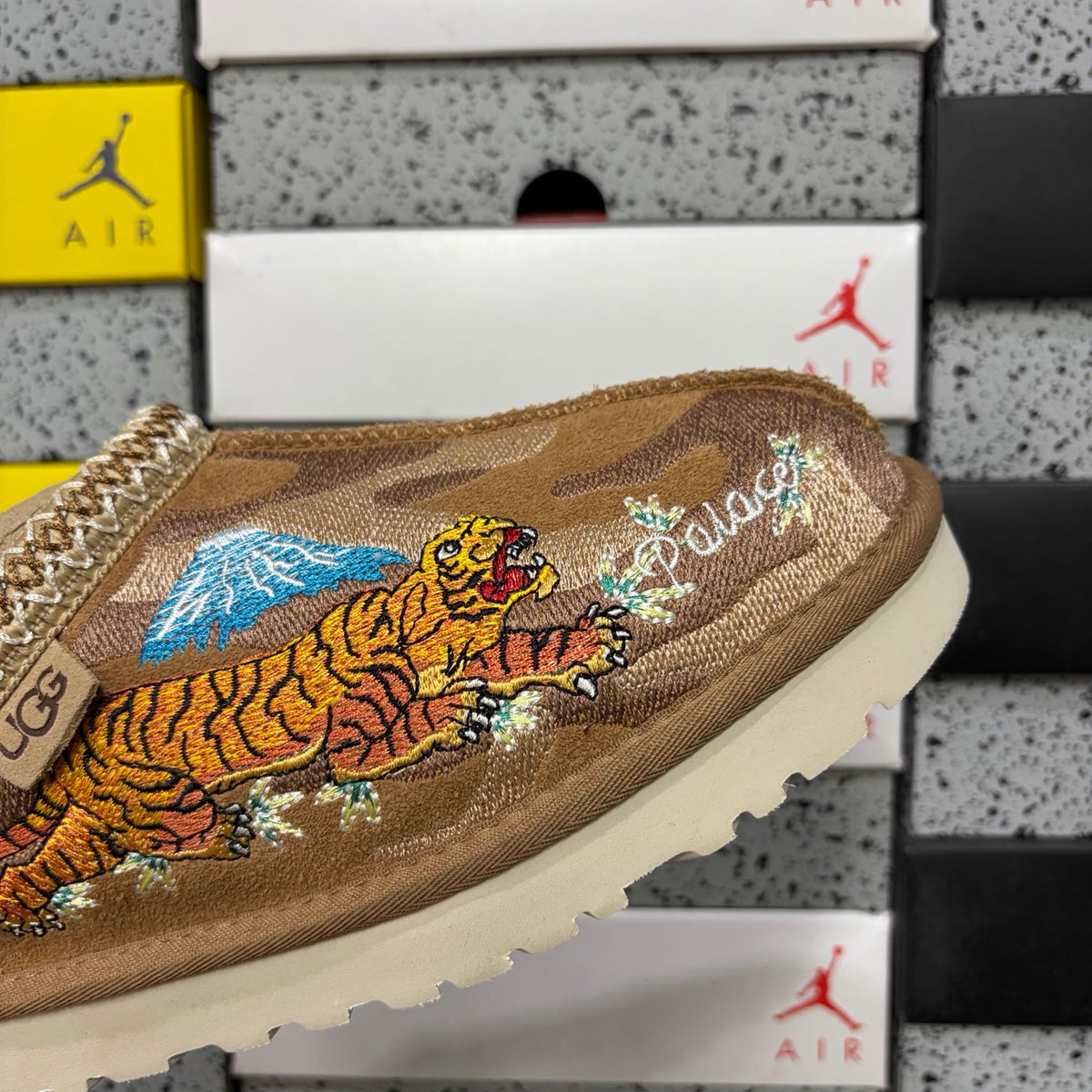UGG Tasman Tiger Embroidery Slipper – Chestnut