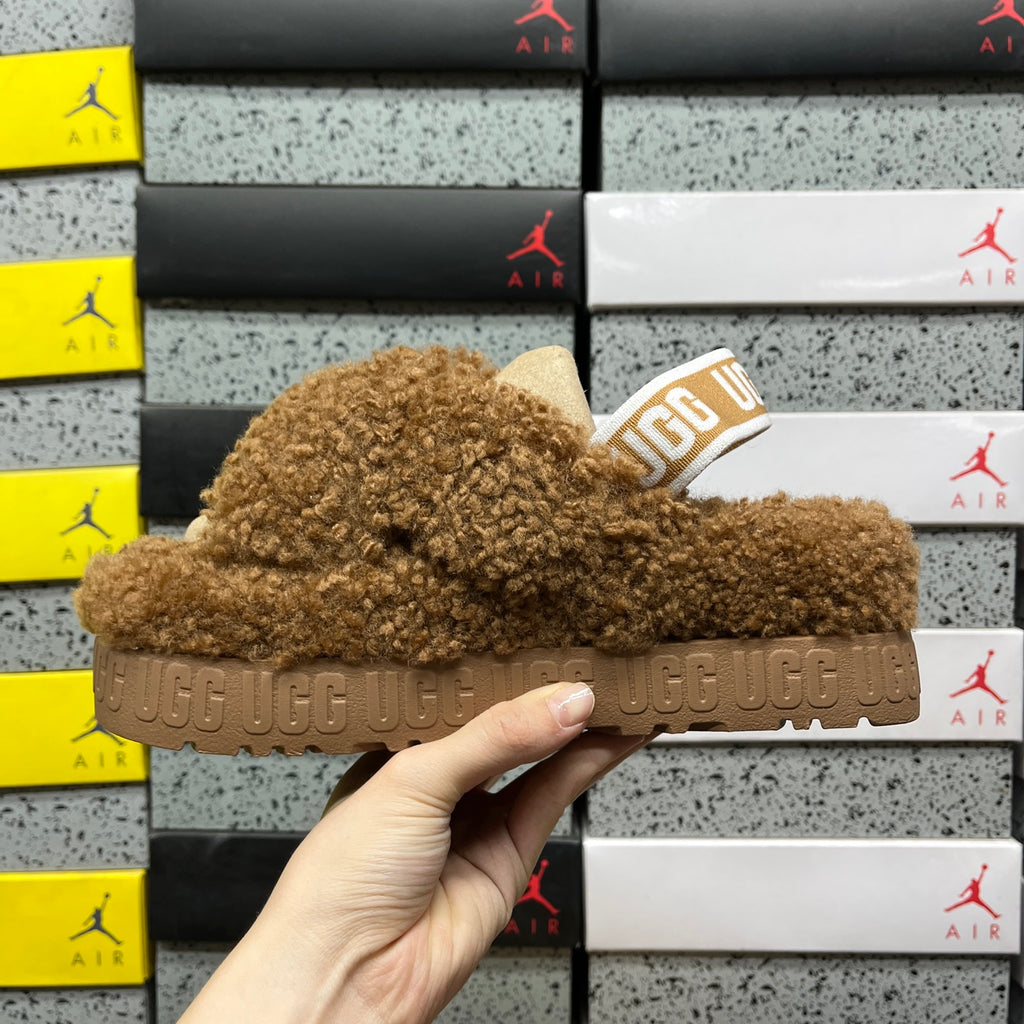 UGG Maxi Curly Slide – Chestnut