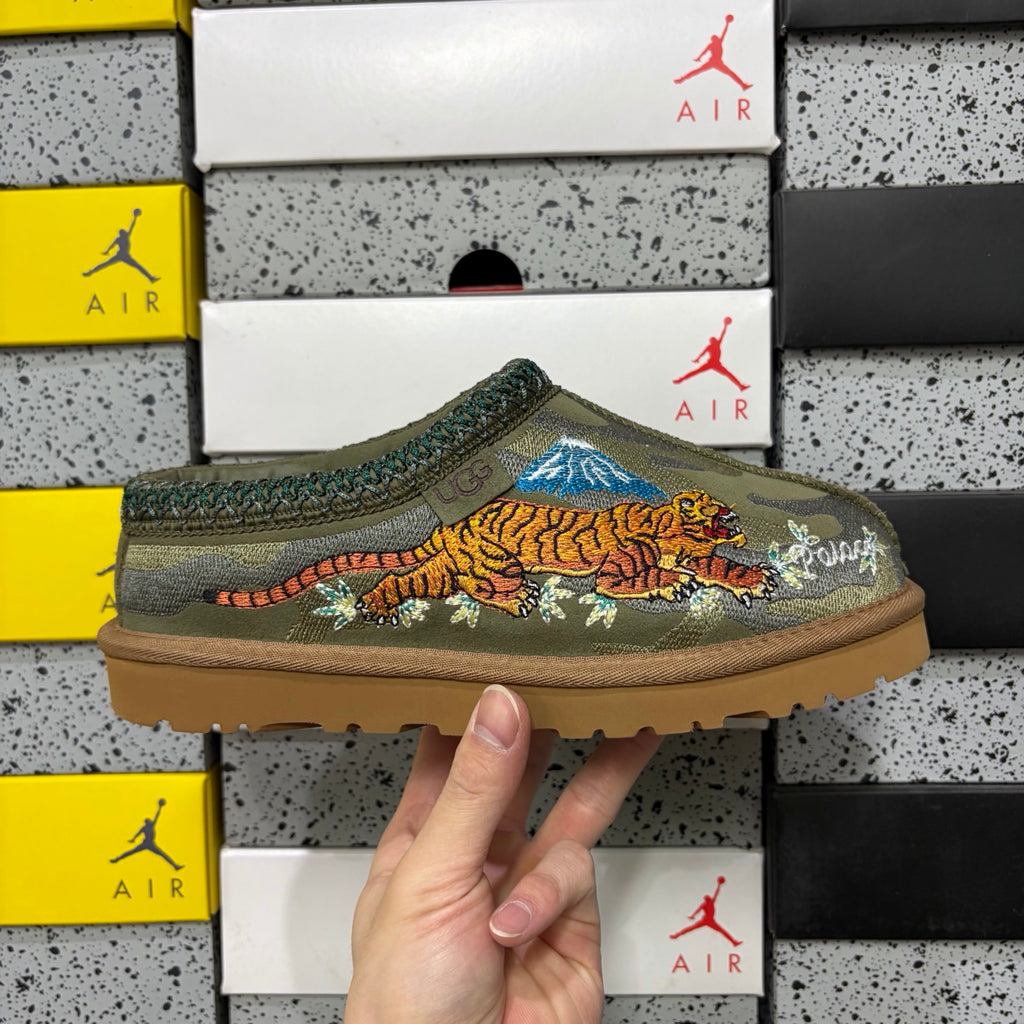 UGG Tasman Dragon Embroidery Slipper – Army Green
