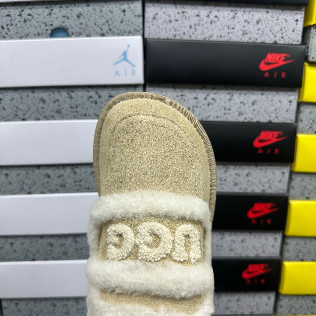 UGG Shearling Slide – Sand