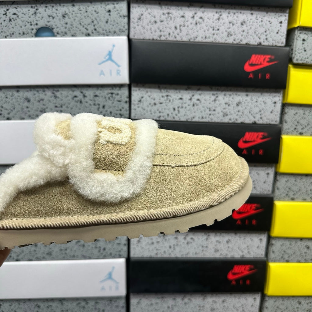 UGG Shearling Slide – Sand