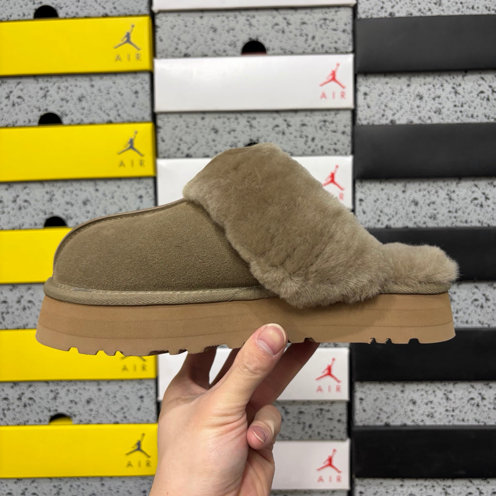 UGG Fluffy Platform Slide – Antelope Brown