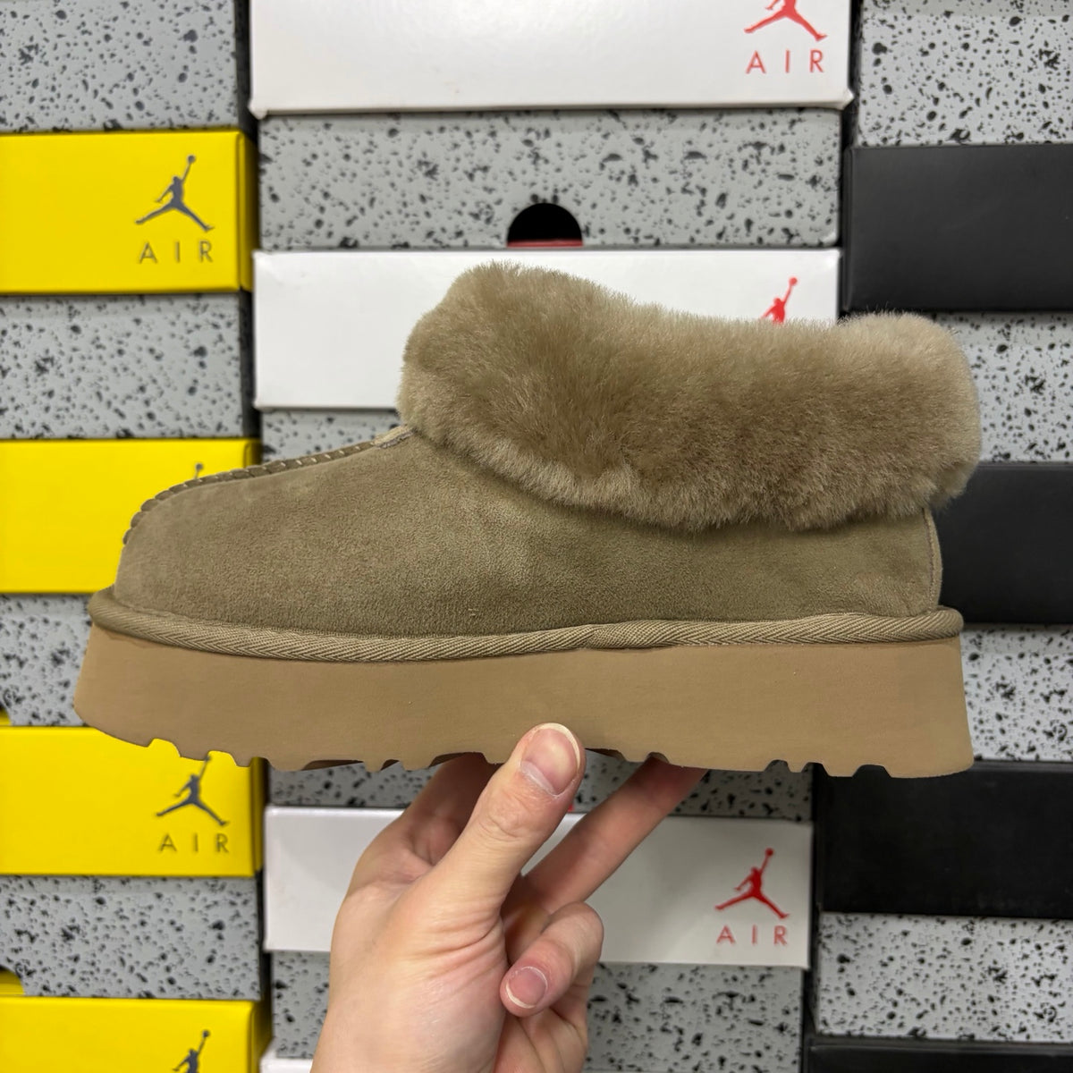 UGG Tazz Platform Slipper – Sand Fawn