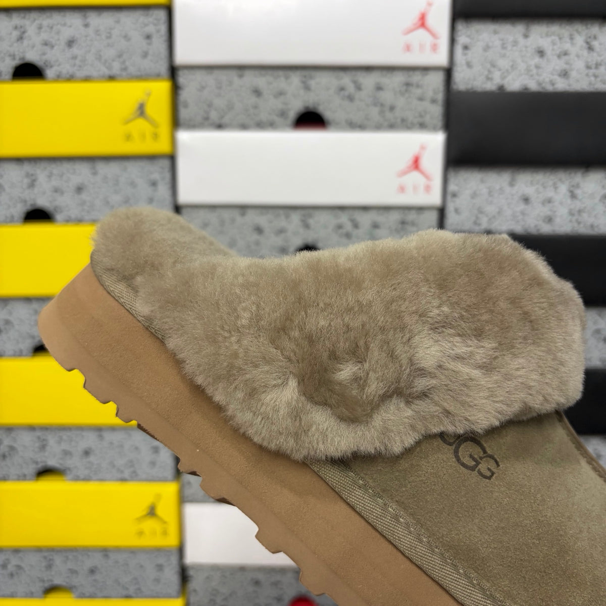 UGG Fluffy Platform Slide – Antelope Brown