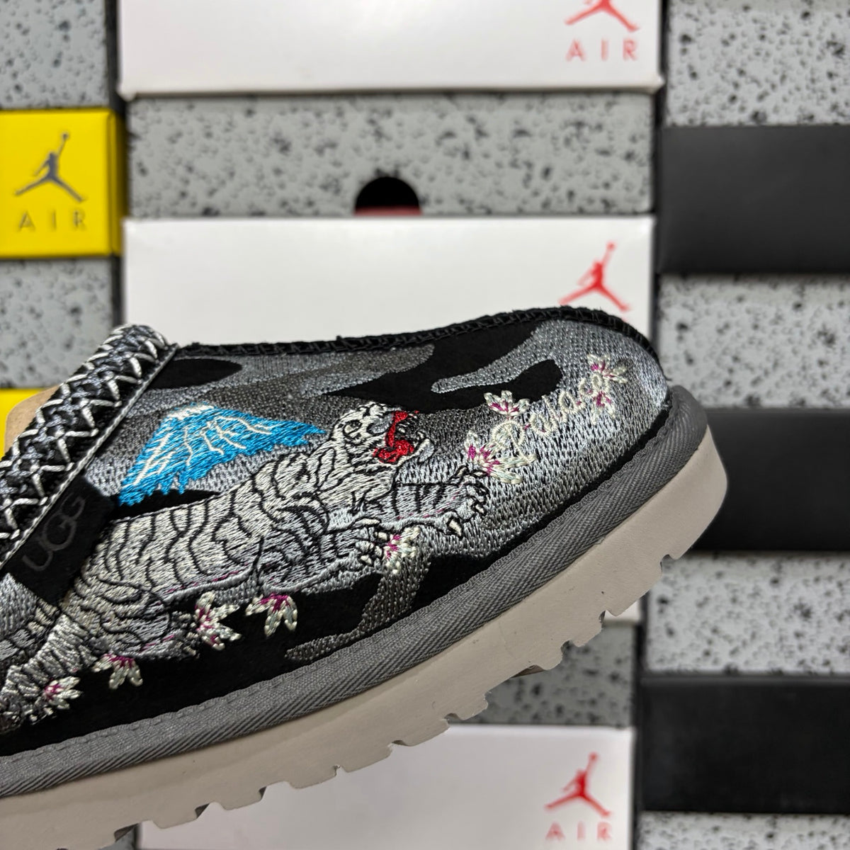 UGG Tasman Dragon Embroidery Slipper – Black