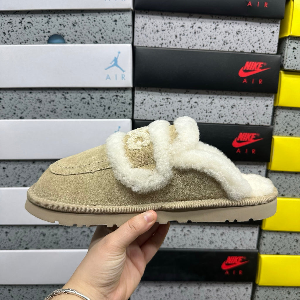 UGG Shearling Slide – Sand