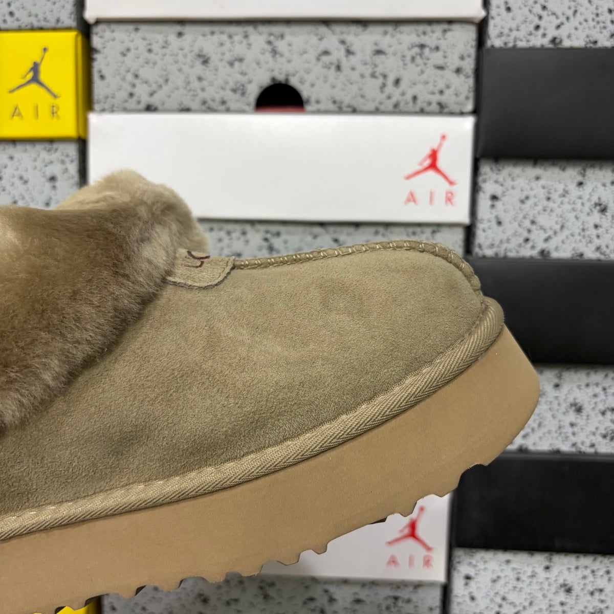 UGG Tazz Platform Slipper – Sand Fawn