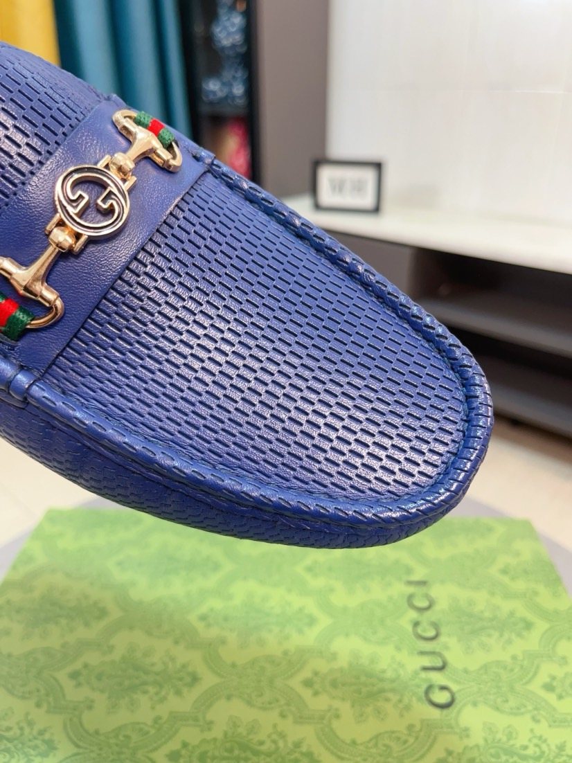 Gucci Men's Blue Textured Hardware Loafers