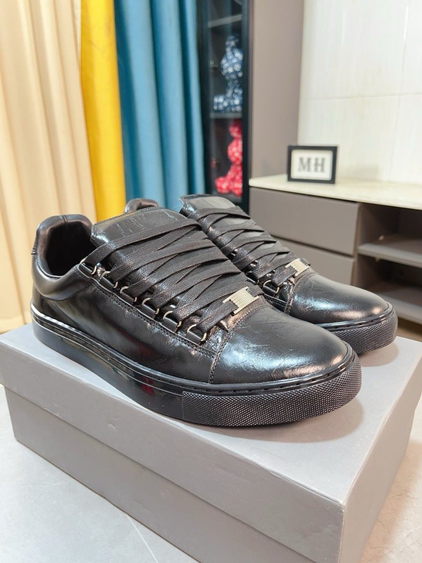 Balenciaga Textured Lace-Up Low-Top Sneakers