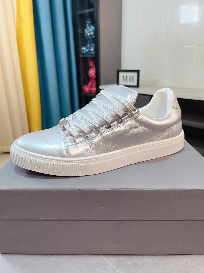 Balenciaga Textured Lace-Up Low-Top Sneakers